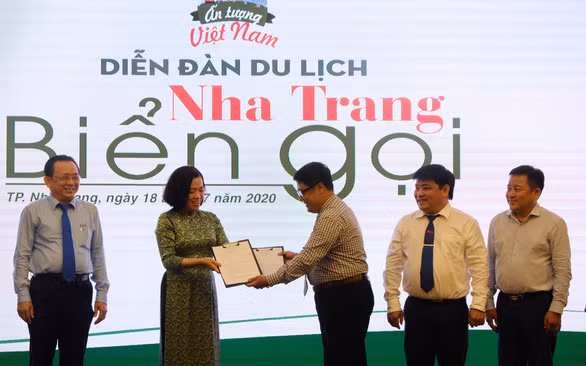 Các đơn vị kinh doanh du lịch tại Nha Trang giao kết cùng Sở Du lịch tỉnh Khánh Hòa thực hiện chương trình Ấn tượng Việt Nam - Nha Trang biển gọi - Ảnh: ĐÌNH CƯƠNG