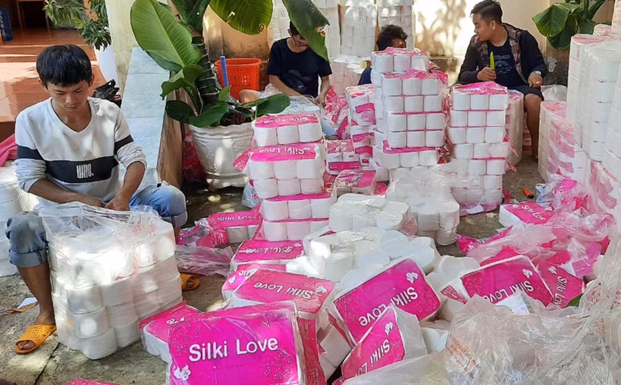  Cục QLTT tỉnh đã xử phạt 20 triệu đồng đối với một cơ sở bán giấy vệ sinh vi phạm các quy định của pháp luật. Ảnh: V.T