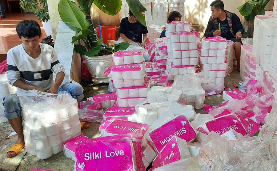  Cục QLTT tỉnh đã xử phạt 20 triệu đồng đối với một cơ sở bán giấy vệ sinh vi phạm các quy định của pháp luật. Ảnh: V.T