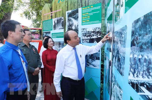 Thủ tướng Nguyễn Xuân Phúc thăm không gian trưng bày hình ảnh về lực thượng thanh niên xung phong. (Ảnh: Thống Nhất/TTXVN) Thủ tướng Nguyễn Xuân Phúc thăm không gian trưng bày hình ảnh về lực thượng thanh niên xung phong. (Ảnh: Thống Nhất/TTXVN)