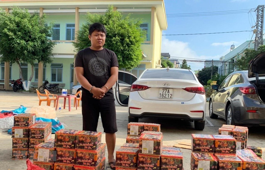 Mai Kim Viên, 27 tuổi, trú tại Phước An, Tuy Phước, Bình Định và tang vât bị thu giữ. Ảnh: TTXVN phát