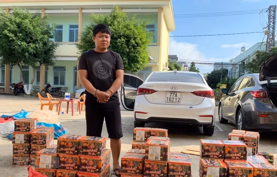 Mai Kim Viên, 27 tuổi, trú tại Phước An, Tuy Phước, Bình Định và tang vât bị thu giữ. Ảnh: TTXVN phát