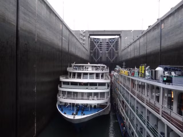  Tàu đi qua đập Tam Hiệp (ảnh: SCMP)