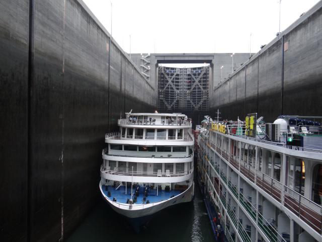  Tàu đi qua đập Tam Hiệp (ảnh: SCMP)