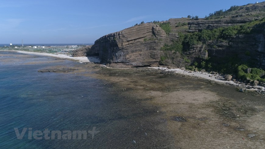 Nơi đây không khí rất trong lành, gió thổi lồng lộng và sóng biển quanh năm vỗ vào ghềnh đá-được tạo thành từ nham thạch, cao hàng trăm mét, trông rất nên thơ và hùng vĩ. Ảnh: Tùng Lâm/Vietnam+ Nơi đây không khí rất trong lành, gió thổi lồng lộng và sóng biển quanh năm vỗ vào ghềnh đá-được tạo thành từ nham thạch, cao hàng trăm mét, trông rất nên thơ và hùng vĩ. Ảnh: Tùng Lâm/Vietnam+