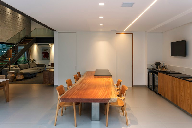 Bàn ăn dài và rộng phù hợp cho nhiều mục đích khác nhau. Bàn ăn dài và rộng phù hợp cho nhiều mục đích khác nhau.