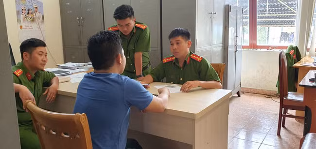Đối tượng Sơn được mời lên làm việc tại cơ quan công an.