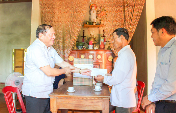 Ông Nguyễn Văn Hùng (bên trái ngoài cùng), bí thư Tỉnh ủy tỉnh Quảng Trị, vừa được bổ nhiệm giữ chức vụ thứ trưởng Bộ Văn hóa - thể thao và du lịch - Ảnh: Báo Quảng Trị Ông Nguyễn Văn Hùng (bên trái ngoài cùng), bí thư Tỉnh ủy tỉnh Quảng Trị, vừa được bổ nhiệm giữ chức vụ thứ trưởng Bộ Văn hóa - thể thao và du lịch - Ảnh: Báo Quảng Trị