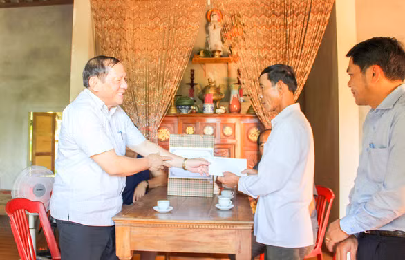 Ông Nguyễn Văn Hùng (bên trái ngoài cùng), bí thư Tỉnh ủy tỉnh Quảng Trị, vừa được bổ nhiệm giữ chức vụ thứ trưởng Bộ Văn hóa - thể thao và du lịch - Ảnh: Báo Quảng Trị