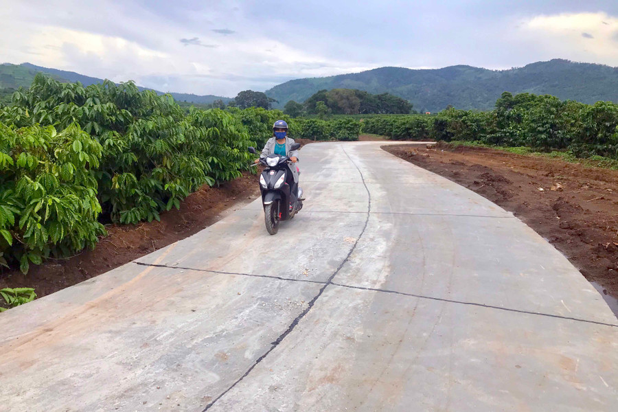 Đường bê tông nội đồng đi qua rẫy cà phê của ông Kip (làng Nú, xã Hà Bầu). Ảnh: R'Ô HOK