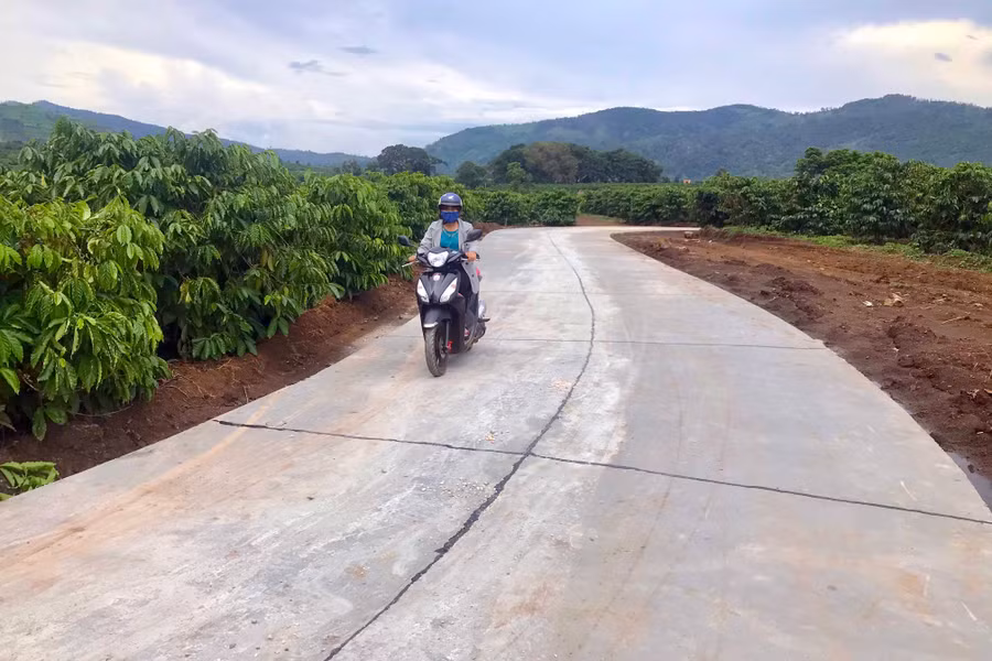 Đường bê tông nội đồng đi qua rẫy cà phê của ông Kip (làng Nú, xã Hà Bầu). Ảnh: R'Ô HOK