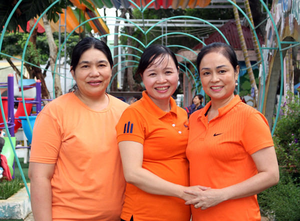 Từ phải sang, các cô giáo: Tô Thị Hương, Võ Thị Thương, Đoàn Thị Hải Yến mong muốn lan tỏa nghĩa cử hiến tạng cứu người. Ảnh: N.G