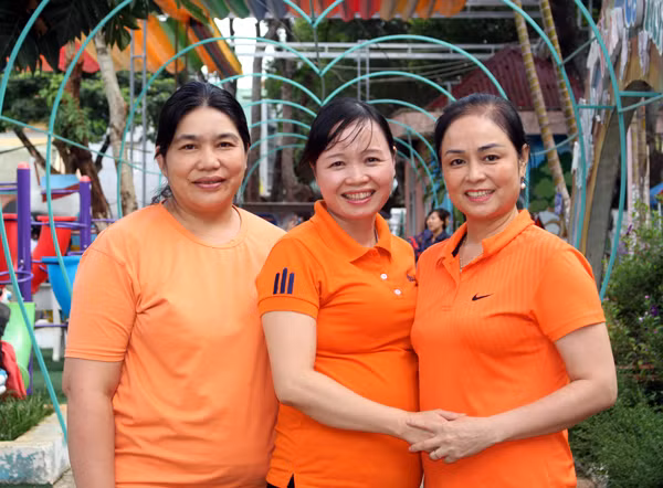 Từ phải sang, các cô giáo: Tô Thị Hương, Võ Thị Thương, Đoàn Thị Hải Yến mong muốn lan tỏa nghĩa cử hiến tạng cứu người. Ảnh: N.G