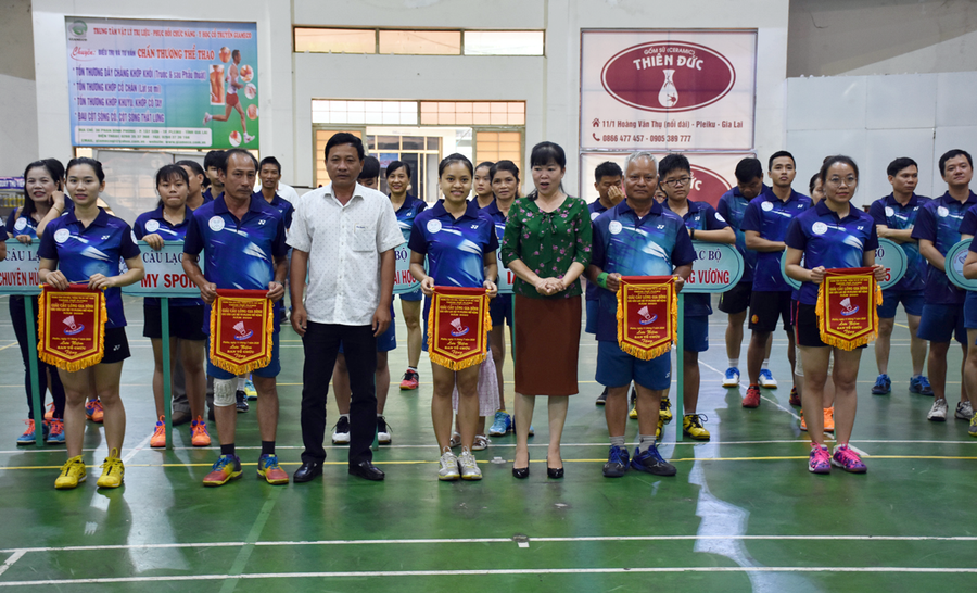 Ban tổ chức tặng cờ lưu niệm cho các đơn vị tham gia tại giải. Ảnh: Hà Phương