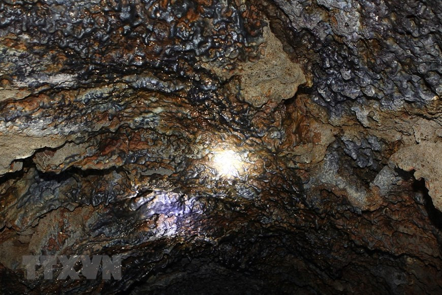 Núi lửa phun trào dòng dung nham và tiếp xúc với không khí, nguội dần và đông cứng tạo nên hóa thạch và những hoa văn tự nhiên. Ảnh: Dương Giang/TTXVN Núi lửa phun trào dòng dung nham và tiếp xúc với không khí, nguội dần và đông cứng tạo nên hóa thạch và những hoa văn tự nhiên. (Ảnh: Dương Giang/TTXVN)