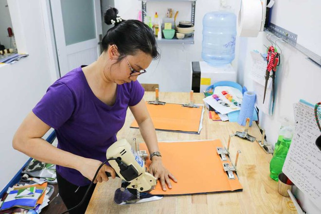 Bạt sau khi thu gom về sẽ được các bạn tẩy rửa sạch bằng các vật liệu an toàn cho môi trường và sức khỏe. Ảnh: NVCC