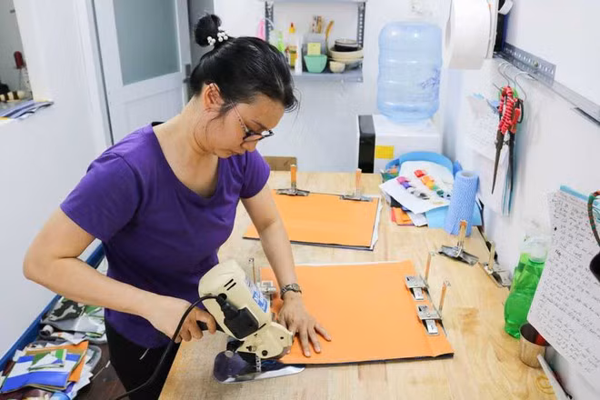 Bạt sau khi thu gom về sẽ được các bạn tẩy rửa sạch bằng các vật liệu an toàn cho môi trường và sức khỏe. Ảnh: NVCC