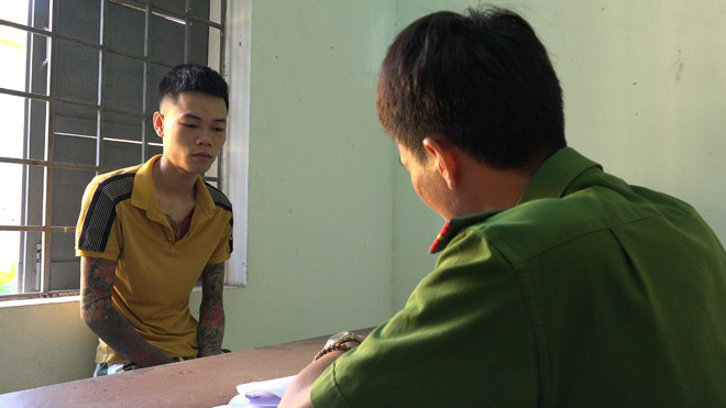 Trần Văn Dũng làm việc với công an. Ảnh: Trị Bình Trần Văn Dũng làm việc với công an. Ảnh: Trị Bình