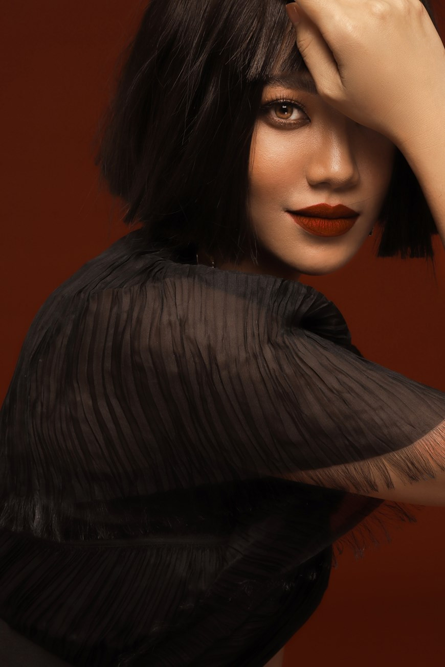 Trong tạo hình lần này, Kim Duyên kết hợp son môi đỏ và kẻ mắt đen để thu hút khán giả bằng biểu cảm sắc sảo. (Ảnh: Nguyễn Du/Vietnam+)