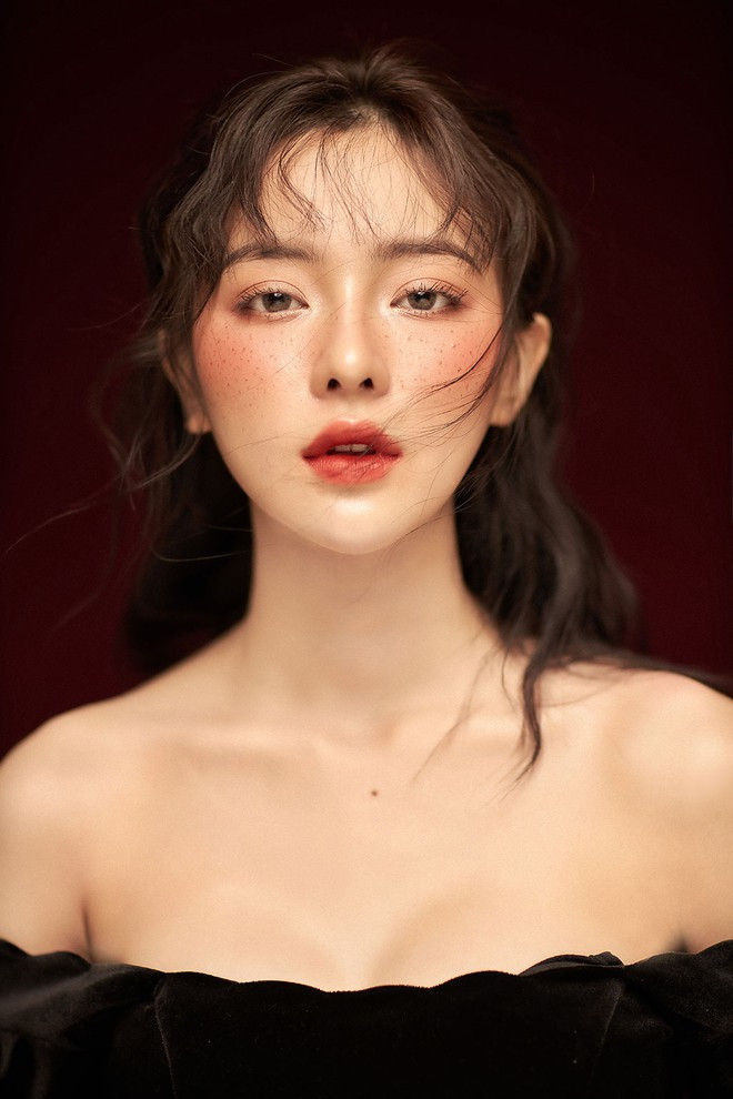 Bén duyên với nghề mẫu ảnh nhờ ngoại hình thu hút, hot girl Nghệ An đã phải nỗ lực rất nhiều vì phải sống xa gia đình, tự lập với số tiền mình kiếm được và quyết tâm theo đuổi đam mê. 