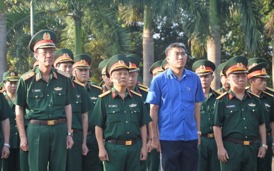 Đoàn công tác của Bộ Tư lệnh Quân khu 5, do Thiếu tướng Nguyễn Đình Tiến làm trưởng đoàn, đang chuẩn bị dâng hương, dâng hoa các anh hùng liệt sĩ tại Nghĩa trang Liệt sĩ huyện Đức Cơ. Ảnh: Huy Bắc