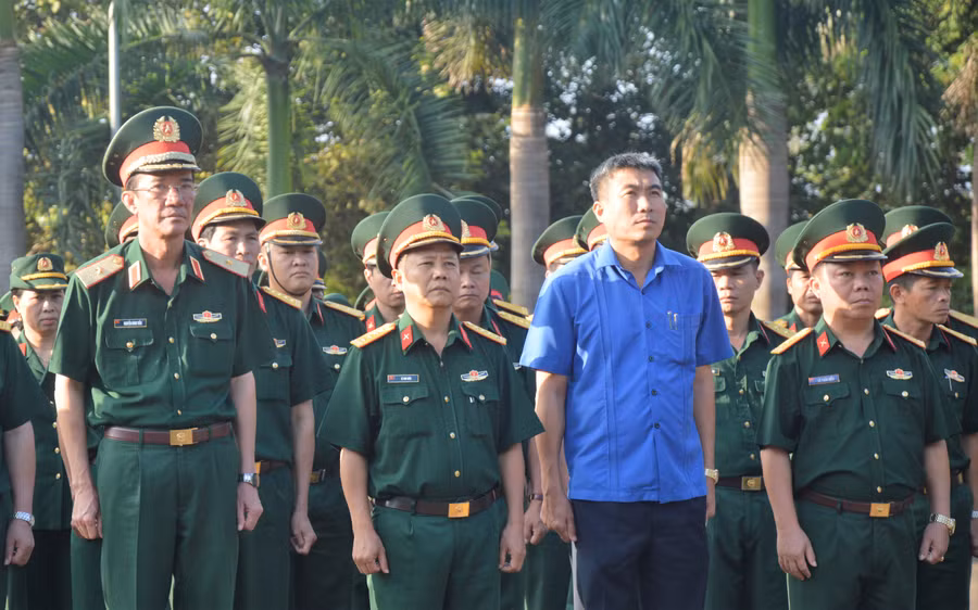 Đoàn công tác của Bộ Tư lệnh Quân khu 5, do Thiếu tướng Nguyễn Đình Tiến làm trưởng đoàn, đang chuẩn bị dâng hương, dâng hoa các anh hùng liệt sĩ tại Nghĩa trang Liệt sĩ huyện Đức Cơ. Ảnh: Huy Bắc