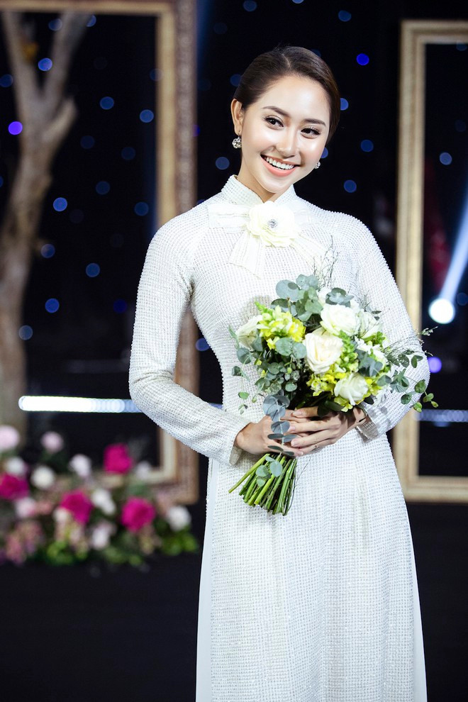 Trong khi đó, chiếc áo dài của Tường Vy nền nã có bông hoa đính ở phần cổ, mang đến sự mong manh, ngọt ngào cho người mặc. Ảnh: PHAN TIẾN VŨ