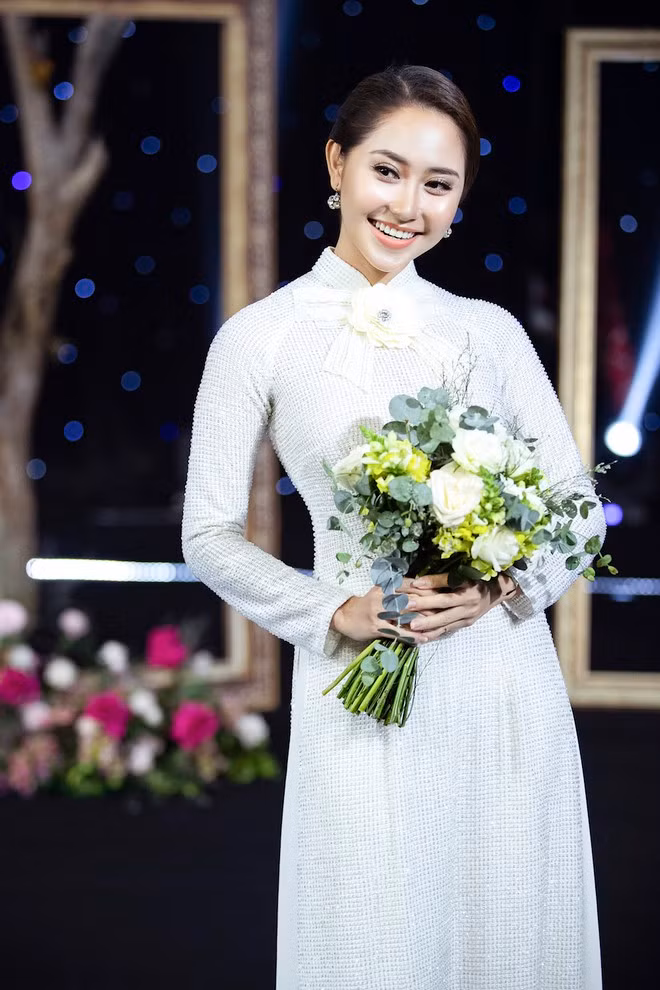 Trong khi đó, chiếc áo dài của Tường Vy nền nã có bông hoa đính ở phần cổ, mang đến sự mong manh, ngọt ngào cho người mặc. Ảnh: PHAN TIẾN VŨ