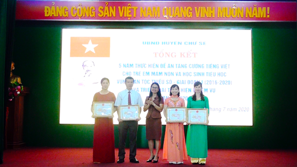 Khen thưởng các tập thể và cá nhân có thành tích xuất sắc trong thực hiện đề án. Ảnh: Mỹ Đức Khen thưởng cho các tập thể và cá nhân có thành tích xuất sắc. Ảnh: Mỹ Đức