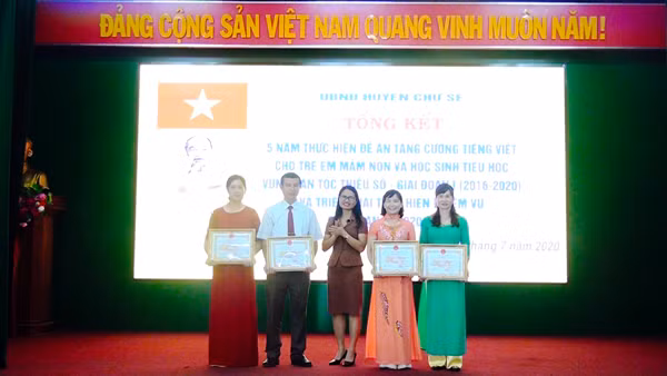 Khen thưởng cho các tập thể và cá nhân có thành tích xuất sắc. Ảnh: Mỹ Đức