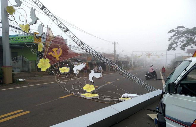 Hiện trường vụ tai nạn khiến cổng chào trang trí huyện Bảo Lâm bị xe tải tông gãy đổ
