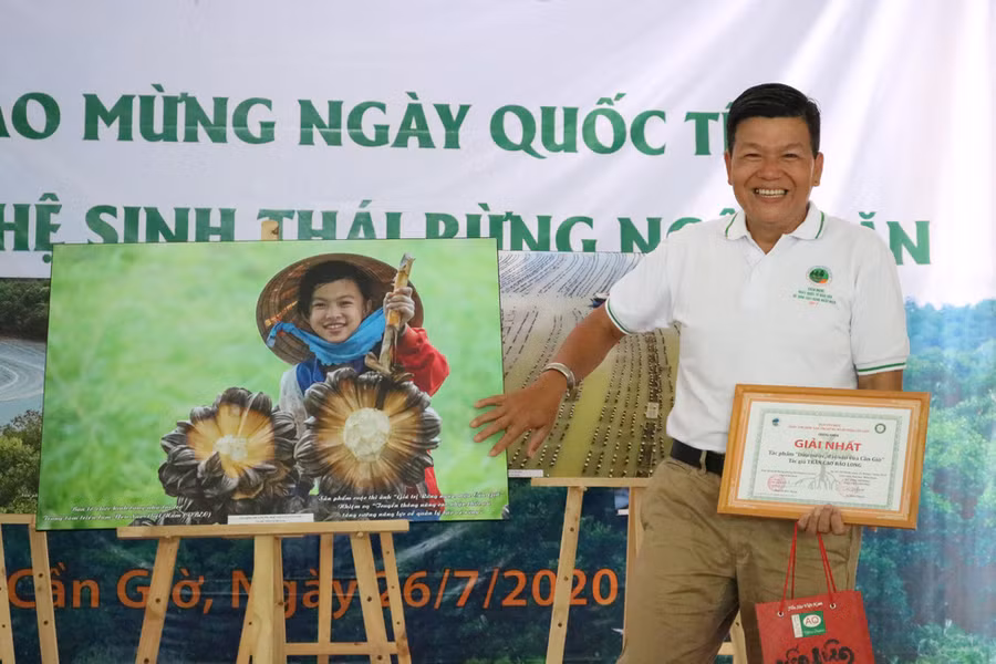  Tác giả của tác phẩm đoạt giải nhất, anh Trần Cao Bảo Long, cho biết anh bắt được khoảnh khắc cô gái đang chặt dừa nước một cách rất tình cờ trong lần chạy xe máy về thăm Cần Giờ - Ảnh: ÁNH TRINH