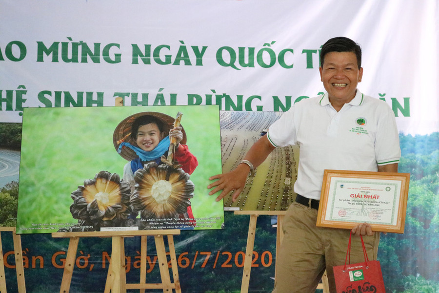  Tác giả của tác phẩm đoạt giải nhất, anh Trần Cao Bảo Long, cho biết anh bắt được khoảnh khắc cô gái đang chặt dừa nước một cách rất tình cờ trong lần chạy xe máy về thăm Cần Giờ - Ảnh: ÁNH TRINH