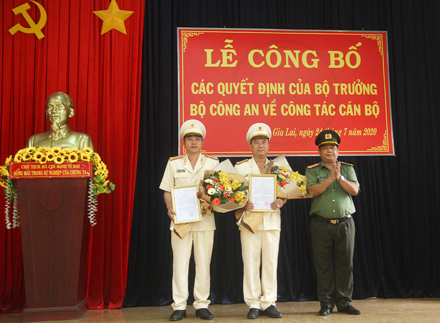 Đại tá Rah Lan Lâm trao quyết định của Bộ trưởng Bộ Công an bổ nhiệm 2 Phó Giám đốc Công an tỉnh. Ảnh: Văn Ngọc Đại tá Rah Lan Lâm trao quyết định bổ nhiệm 2 Phó Giám đốc Công an tỉnh. Ảnh: Văn Ngọc