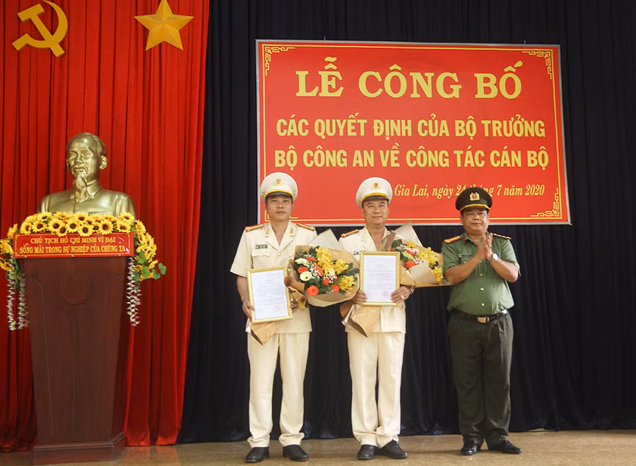 Đại tá Rah Lan Lâm trao quyết định bổ nhiệm 2 Phó Giám đốc Công an tỉnh. Ảnh: Văn Ngọc