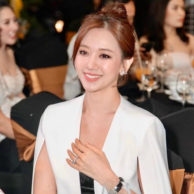 Nếu thời trang sân khấu của nữ ca sĩ có chút chững chạc, trưởng thành thì ngoài đời cô sở hữu gu thời trang cá tính, trẻ trung và không kém phần nữ tính. Ảnh: FBNV.