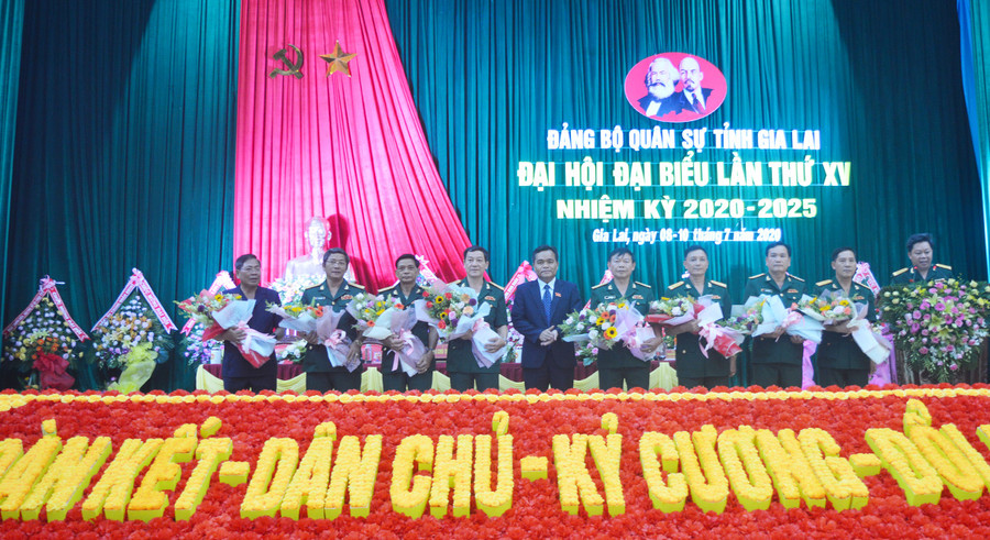 3TẶNG HOA, QUÀ CHO CÁC ĐỒNG CHÍ NGUYÊN ỦY VIÊN BAN CHẤP HÀNH ĐẢNG BỘ QUÂN SỰ TỈNH LẦN THỨ XIV(1) Đồng chí Hồ Văn Niên-Ủy viên dự khuyết Trung ương Đảng, Bí thư Tỉnh ủy, Trưởng đoàn đại biểu Quốc hội tỉnh, Bí thư Đảng ủy Quân sự tỉnh tặng quà và hoa cho các đồng chí nguyên Ủy viên Ban chấp hành Đảng bộ Quân sự tỉnh lần thứ XIV. Ảnh: A.H