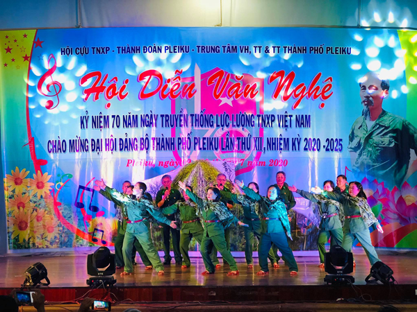 Tiết mục biểu diễn của Hội Cựu TNXP phường Yên Thế. Ảnh: Phan Lài 