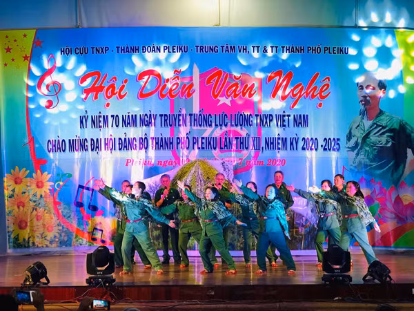 Tiết mục biểu diễn của Hội Cựu TNXP phường Yên Thế. Ảnh: Phan Lài 