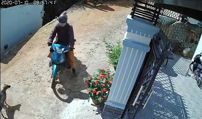 "Thầy" Đoàn đến nhà khổ chủ bằng xe máy ngày 10.7 ẢNH: G.B