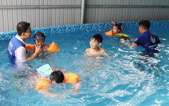 Học bơi và phòng chống đuối nước cho trẻ là điều được nhiều cơ sở chú ý trong hoạt động hè - Ảnh: Q.L.