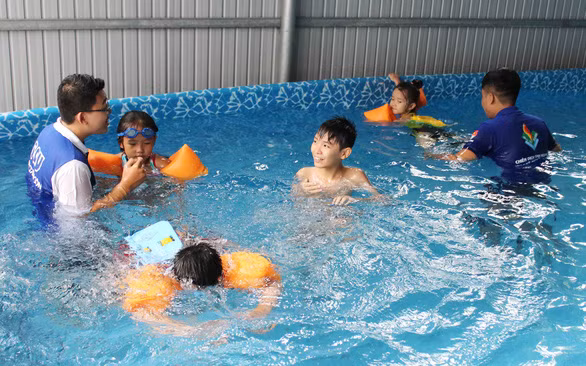 Học bơi và phòng chống đuối nước cho trẻ là điều được nhiều cơ sở chú ý trong hoạt động hè - Ảnh: Q.L.