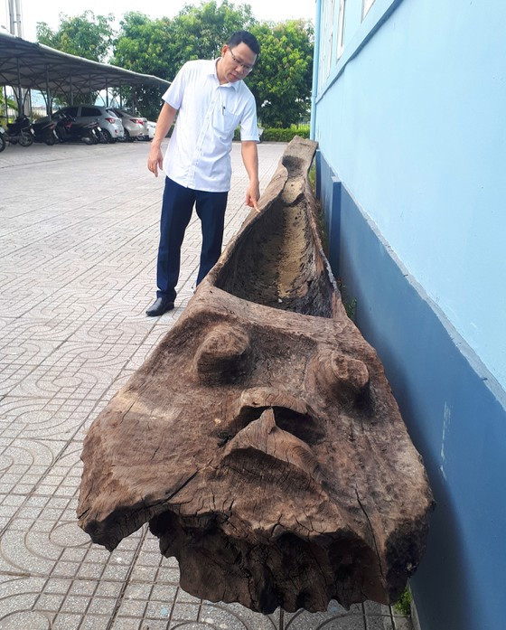 Một trong hai chiếc thuyền độc mộc đã được di chuyển về Bảo tàng Hà Tĩnh  Một trong hai chiếc thuyền độc mộc đã được di chuyển về Bảo tàng Hà Tĩnh