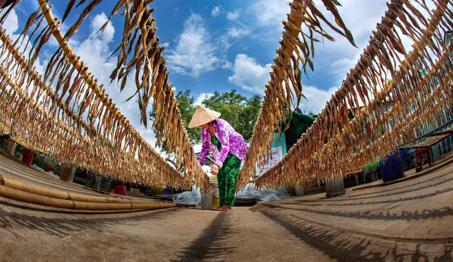 Khô cá Khoai đặc sản của vùng biển thị xã Vĩnh Châu và huyện Trần Đề. Cá khoai vừa được đánh bắt từ biển về, để nguyên con rồi phơi nắng ngay trên bờ biển, nên chúng có màu sắc vàng tươi, thịt săn đều, ít đắng, ăn giòn không dai