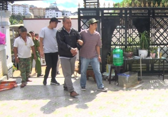 Cơ quan chức năng đưa Đoàn đến nhà ông S để dựng lại hiện trường ẢNH: G.B