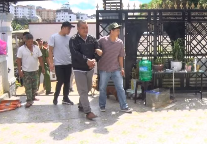 Cơ quan chức năng đưa Đoàn đến nhà ông S để dựng lại hiện trường ẢNH: G.B