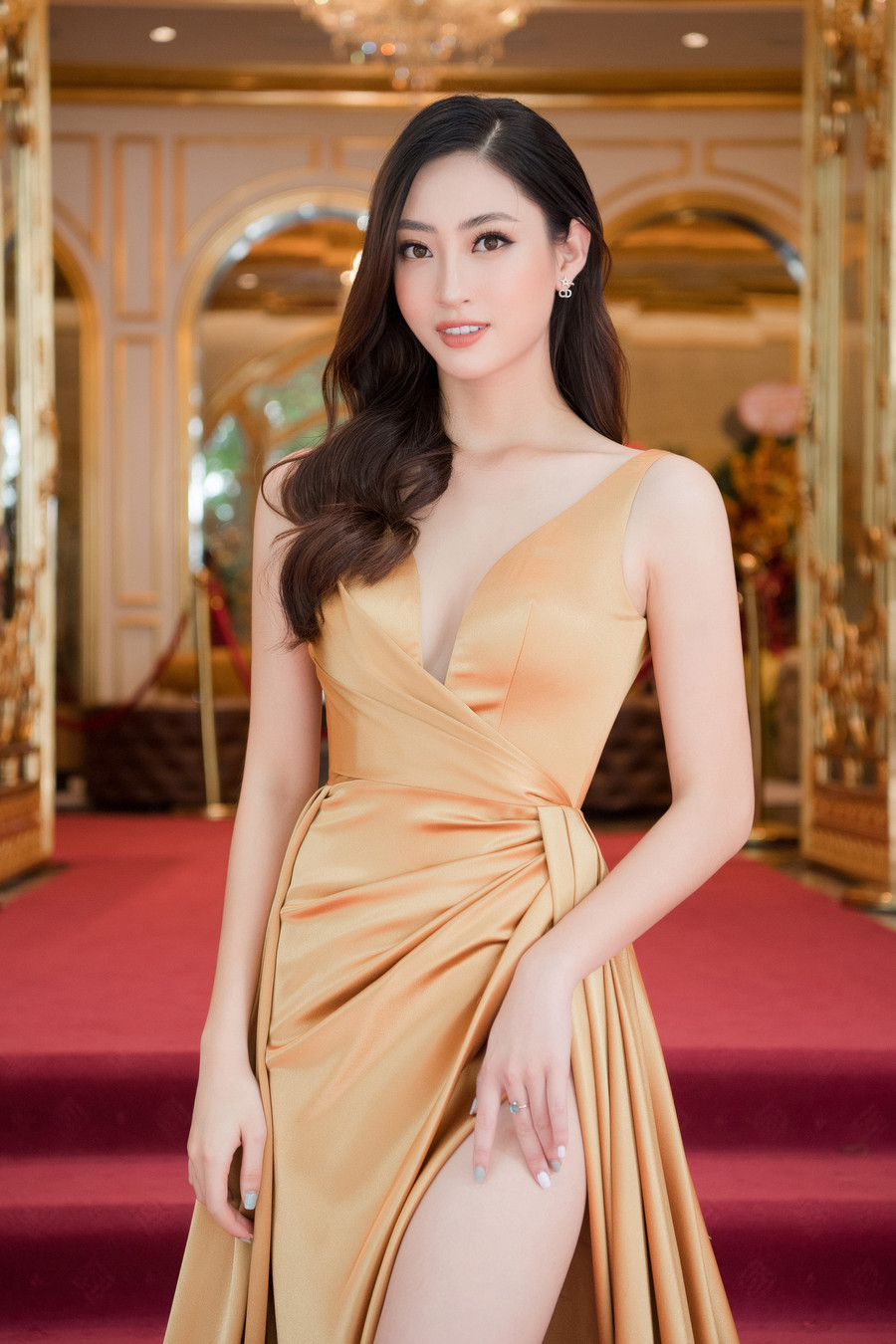 Mỹ nhân gốc Cao Bằng tạo dáng khoe thần thái cuốn hút được người hâm mộ khen ngợi vẻ đẹp chuẩn 