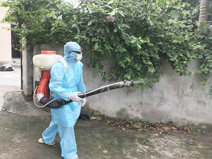 Các ban, ngành, đoàn thể phối hợp với ngành y tế triển khai đồng bộ các biện pháp phòng chống dịch sốt xuất huyết. Ảnh: Ngọc Huyền