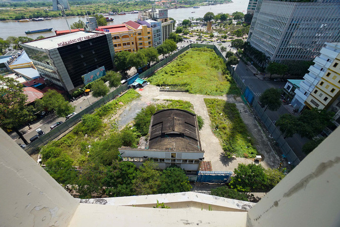 Khu đất số 2-4-6 Hai Bà Trưng (quận 1, TP HCM) đã bị các cán bộ biến chất biến từ “đất công thành đất ông”, gây thiệt hại nghiêm trọng cho ngân sách nhà nước. Ảnh: HOÀNG TRIỀU Khu đất số 2-4-6 Hai Bà Trưng (quận 1, TP HCM) đã bị các cán bộ biến chất biến từ “đất công thành đất ông”, gây thiệt hại nghiêm trọng cho ngân sách nhà nước. Ảnh: HOÀNG TRIỀU