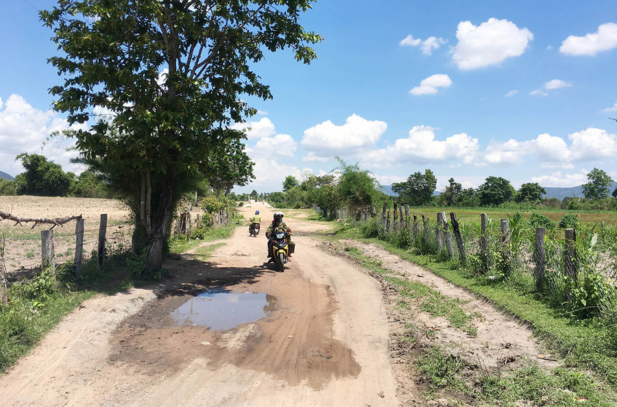 Đường vào buôn E Kia (xã Ia Rsai, huyện Krông Pa) chủ yếu là đường đất nên việc đi lại, vận chuyển nông sản của người dân gặp nhiều khó khăn. Ảnh: Q.T Đường vào buôn E Kia (xã Ia Rsai, huyện Krông Pa) chủ yếu là đường đất nên việc đi lại, vận chuyển nông sản của người dân gặp nhiều khó khăn. Ảnh: Q.T